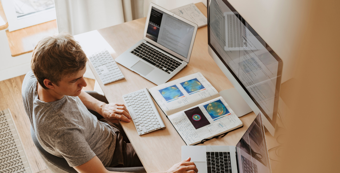 גבר עובד מהבית