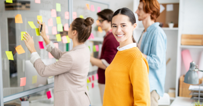 אישה שמיחה במשרד